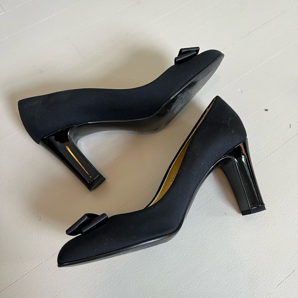 Black satin heel fresh shoe